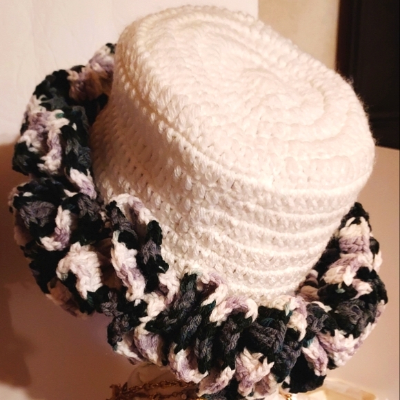 #L❤️VE HANDMADE. Crochet Ruffle HAT - Picture 2 of 6